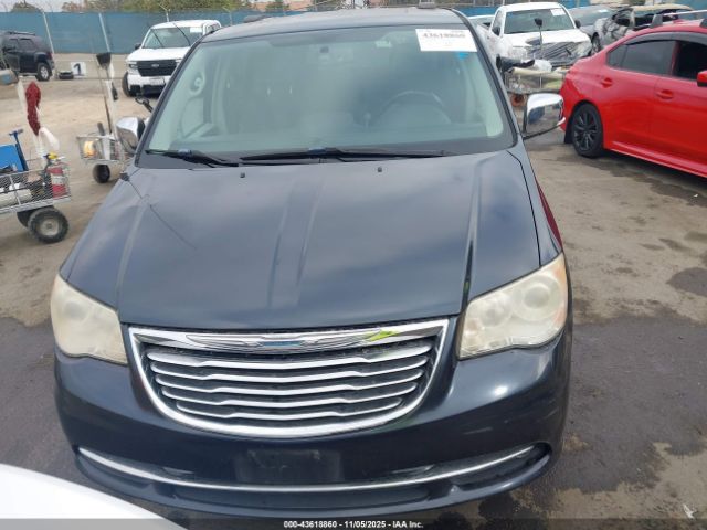 Chrysler Town & Country Limited Image 12