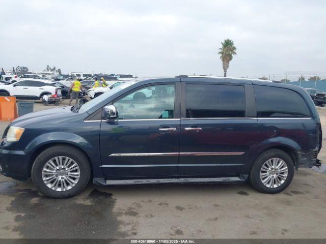 Chrysler Town & Country Limited Image 14