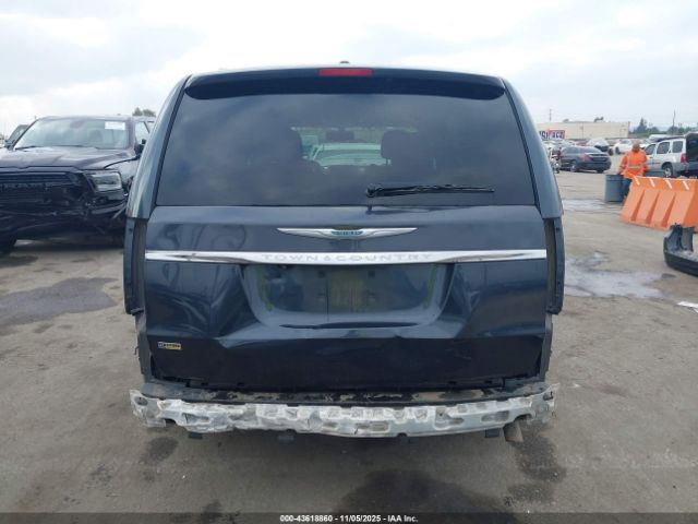 Chrysler Town & Country Limited Image 15