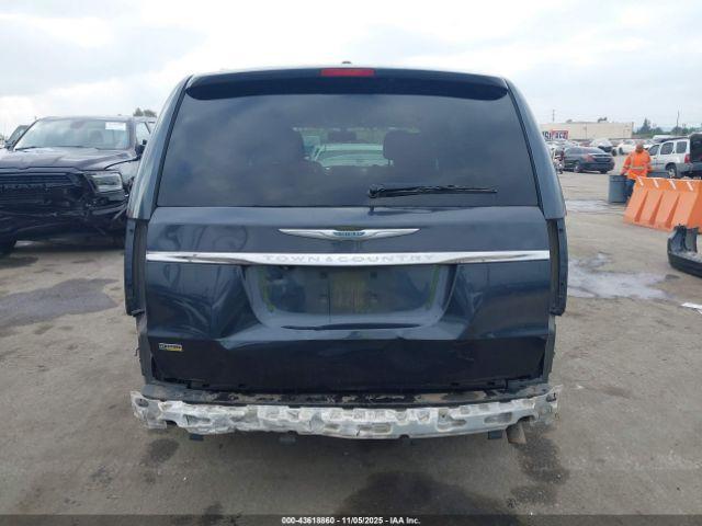 Chrysler Town & Country Limited Image 15