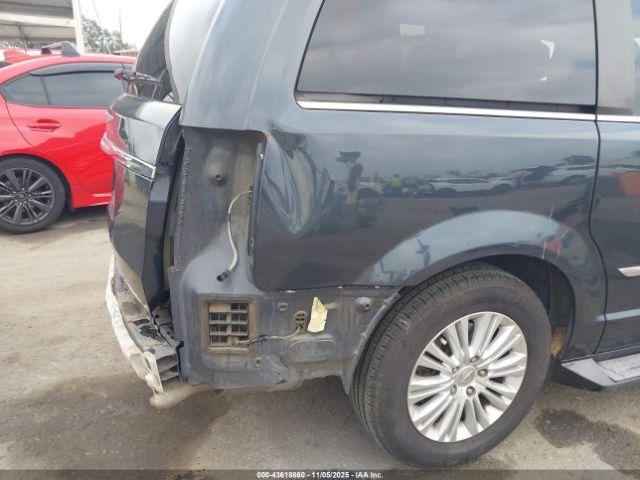 Chrysler Town & Country Limited Image 18