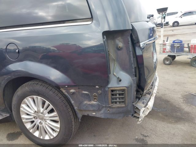 Chrysler Town & Country Limited Image 16