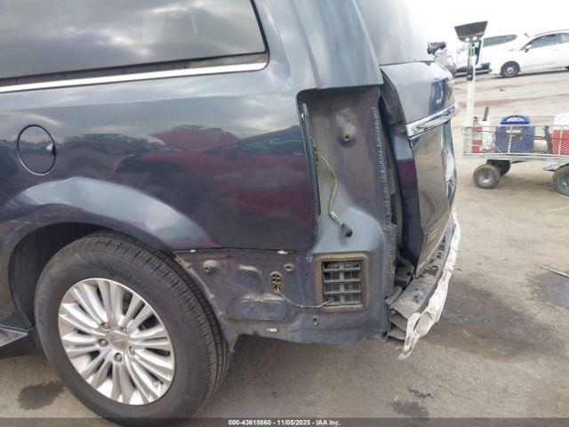 Chrysler Town & Country Limited Image 16