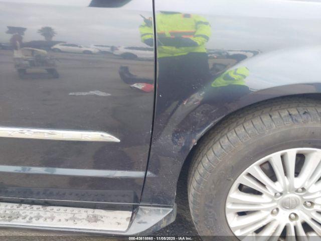 Chrysler Town & Country Limited Image 17