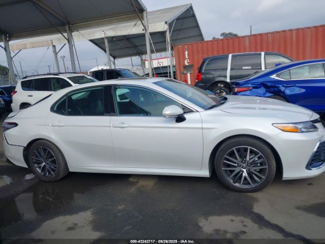 Toyota Camry Xle Image 3