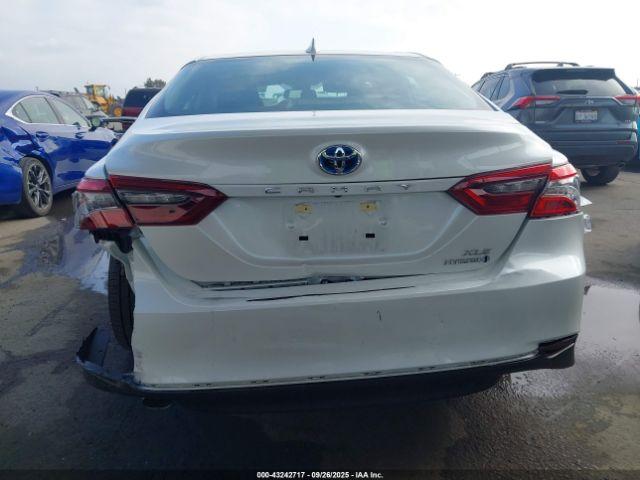 Toyota Camry Xle Image 16