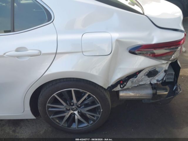 Toyota Camry Xle Image 12