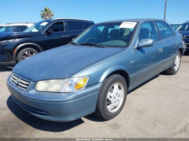 Toyota Camry Le Image 3