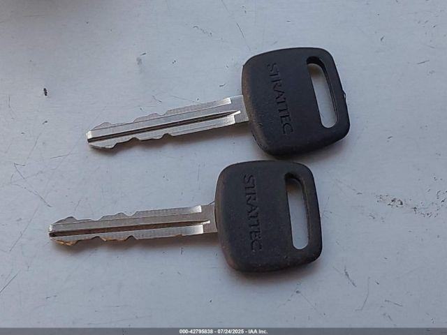 Toyota Camry Le Image 10