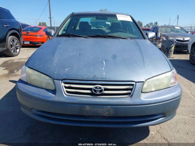 Toyota Camry Le Image 11