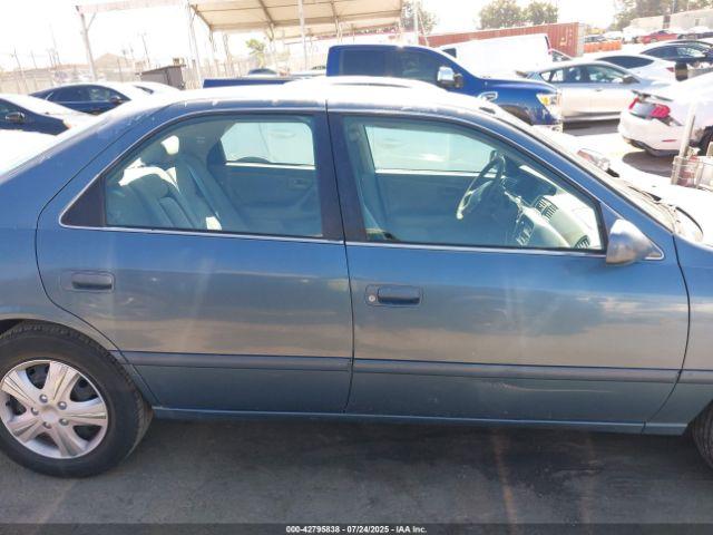 Toyota Camry Le Image 16