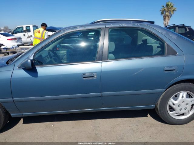 Toyota Camry Le Image 14