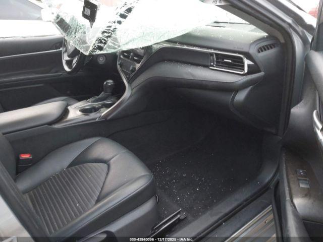 Toyota Camry Se Image 6