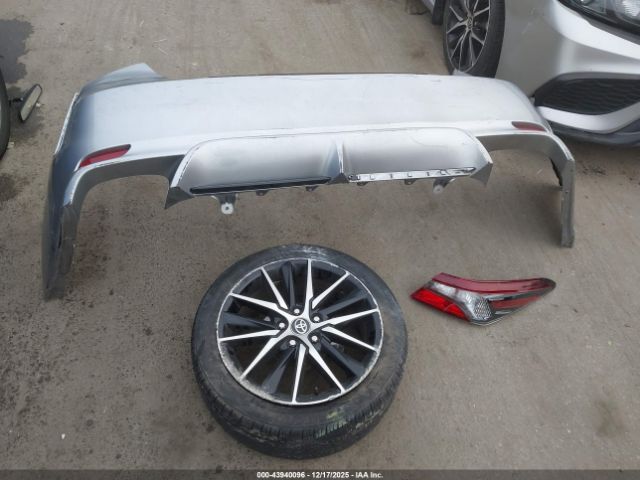 Toyota Camry Se Image 11