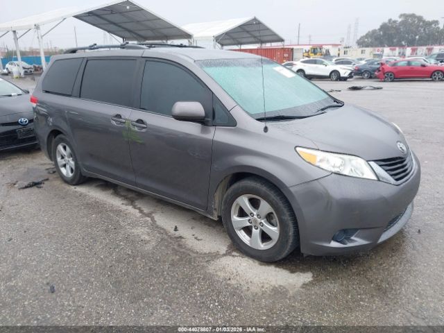 Toyota Sienna Le V6 Image 1