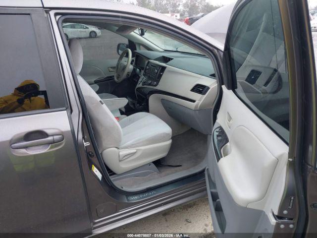 Toyota Sienna Le V6 Image 5