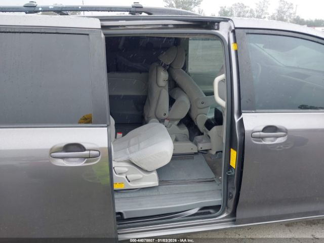 Toyota Sienna Le V6 Image 8