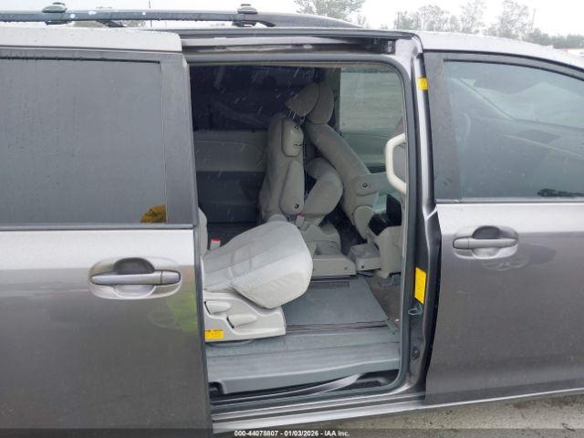 Toyota Sienna Le V6 Image 8