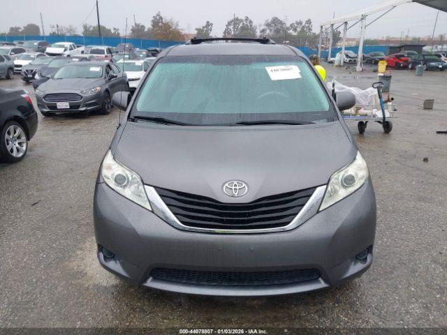 Toyota Sienna Le V6 Image 9