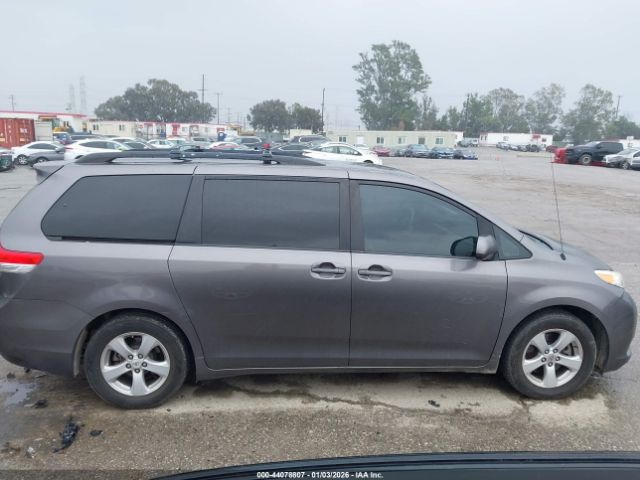 Toyota Sienna Le V6 Image 13