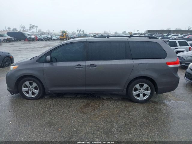 Toyota Sienna Le V6 Image 11