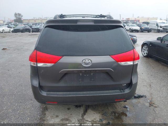 Toyota Sienna Le V6 Image 12