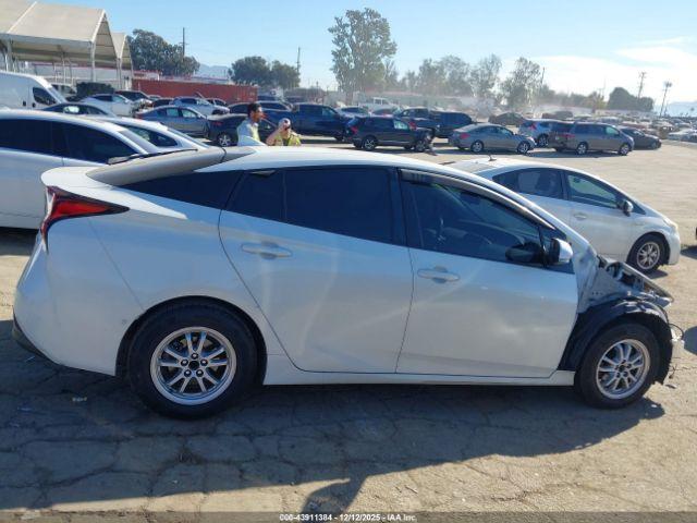 Toyota Prius Le Image 14