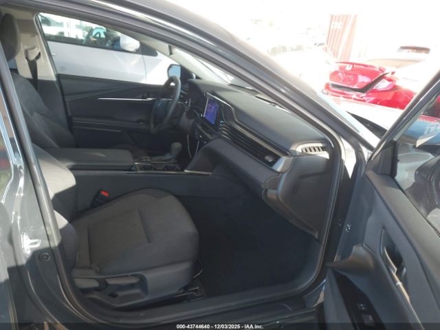 Toyota Camry Le Image 10