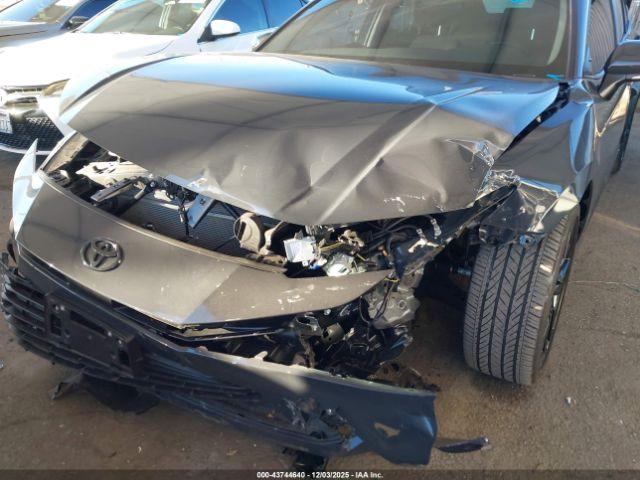 Toyota Camry Le Image 12