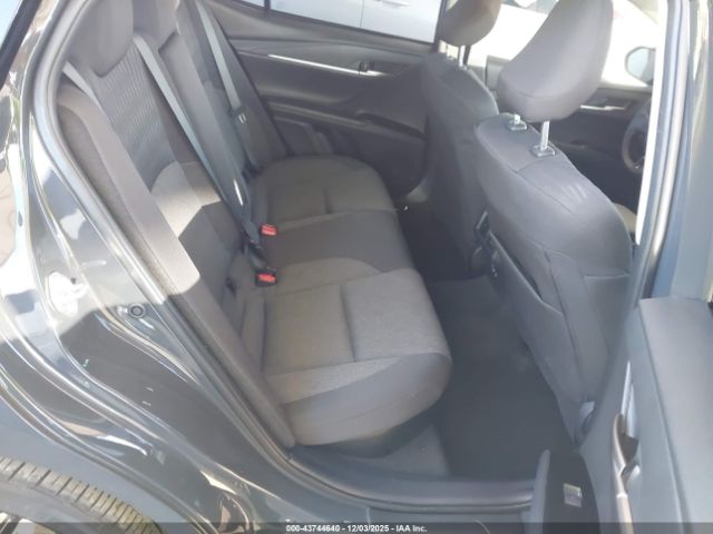 Toyota Camry Le Image 9