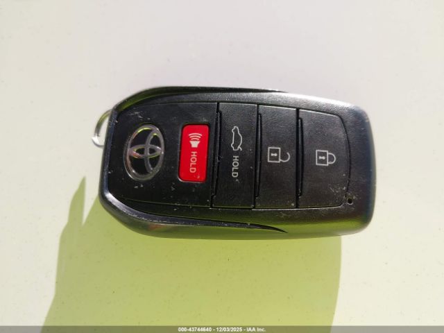 Toyota Camry Le Image 7