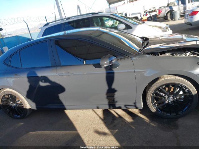 Toyota Camry Le Image 8