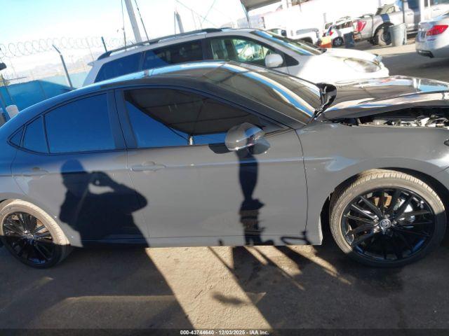 Toyota Camry Le Image 8