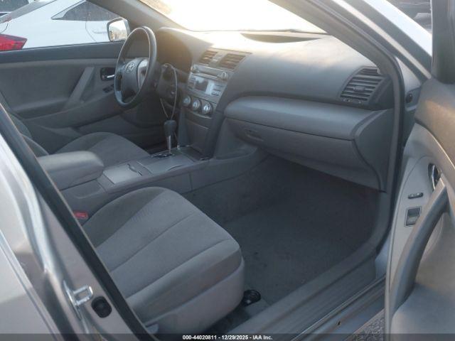 Toyota Camry Le Image 15