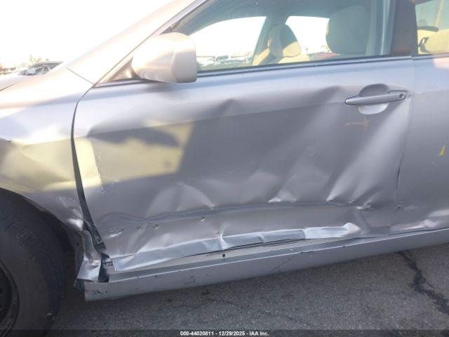 Toyota Camry Le Image 6