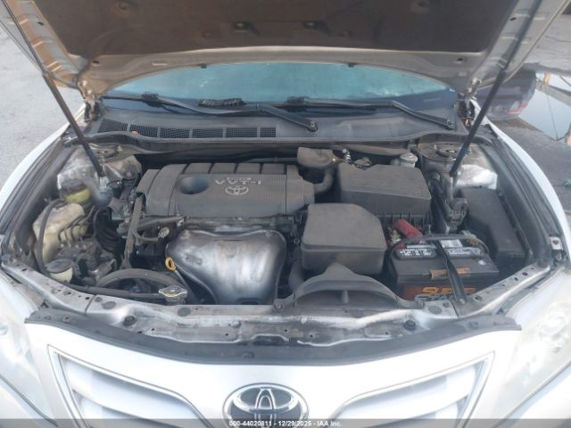 Toyota Camry Le Image 12