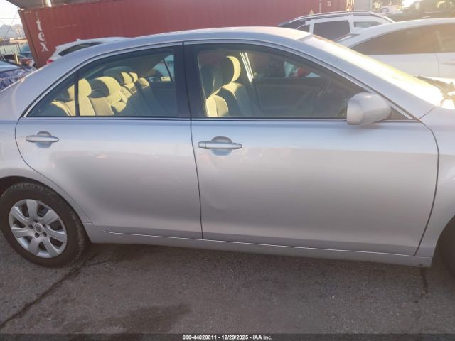 Toyota Camry Le Image 13