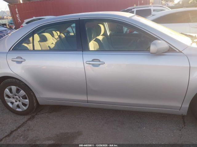 Toyota Camry Le Image 13