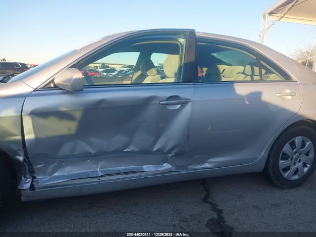 Toyota Camry Le Image 8