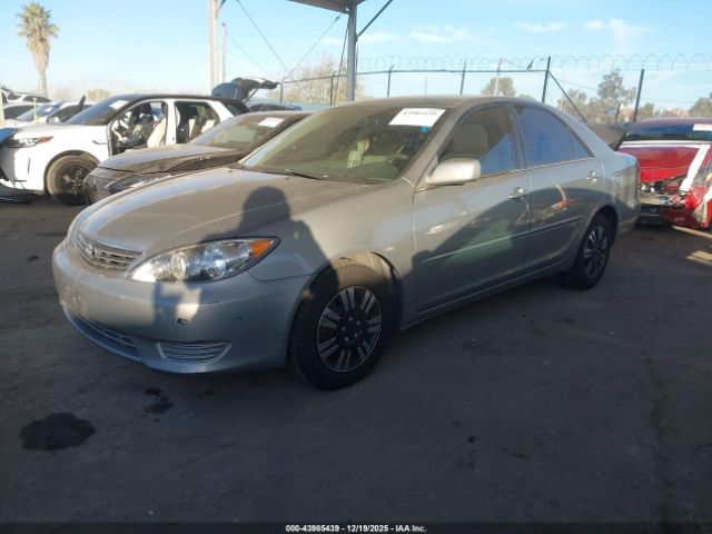 Toyota Camry Le Image 5