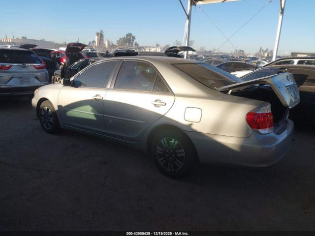 Toyota Camry Le Image 7