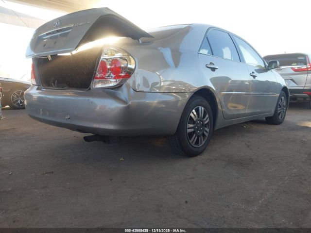 Toyota Camry Le Image 6