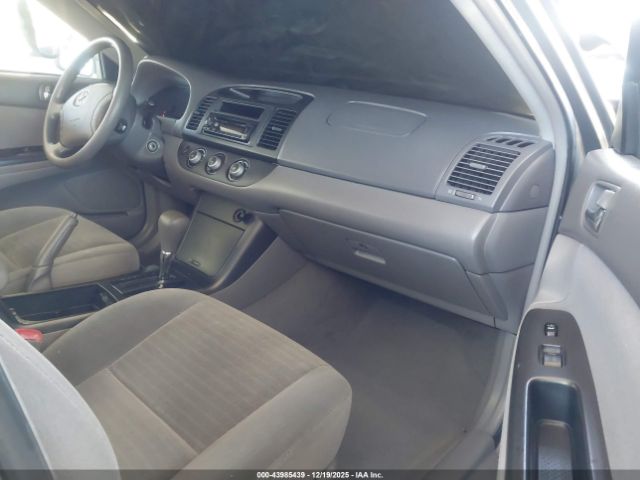 Toyota Camry Le Image 9