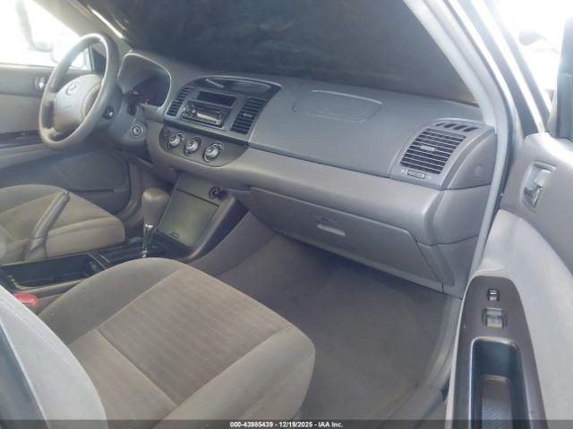 Toyota Camry Le Image 9