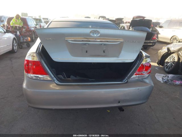 Toyota Camry Le Image 3