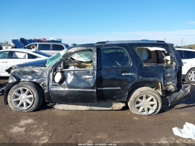 GMC Yukon Denali Image 16