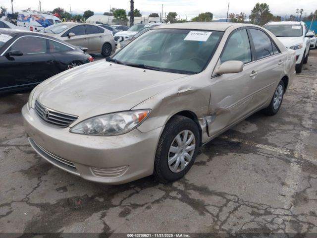 Toyota Camry Le Image 11