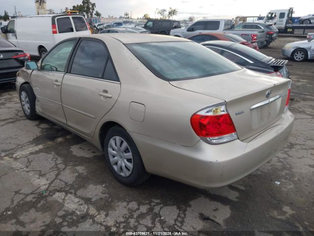 Toyota Camry Le Image 4
