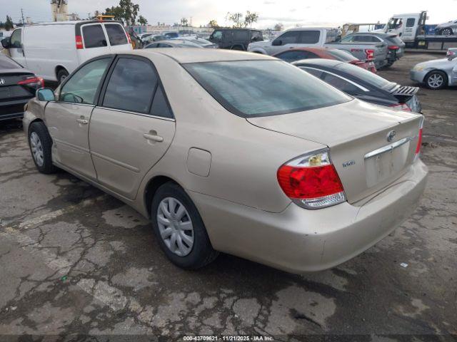Toyota Camry Le Image 4