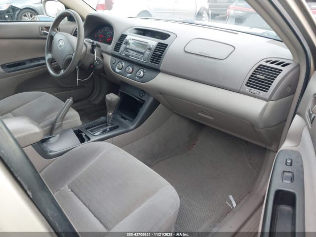 Toyota Camry Le Image 2